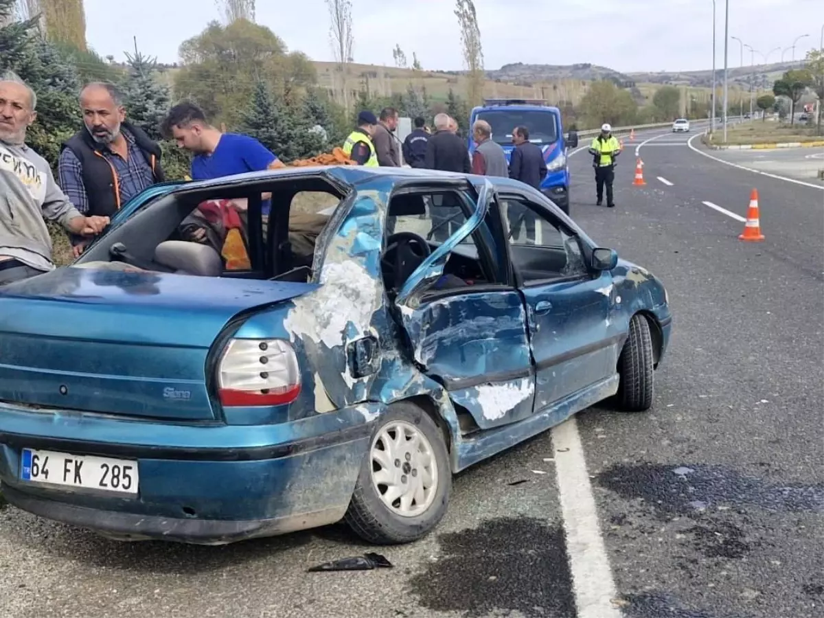 Uşak'ta Otomobil ile Tır Çarpıştı: Bir Kişi Ağır Yaralı