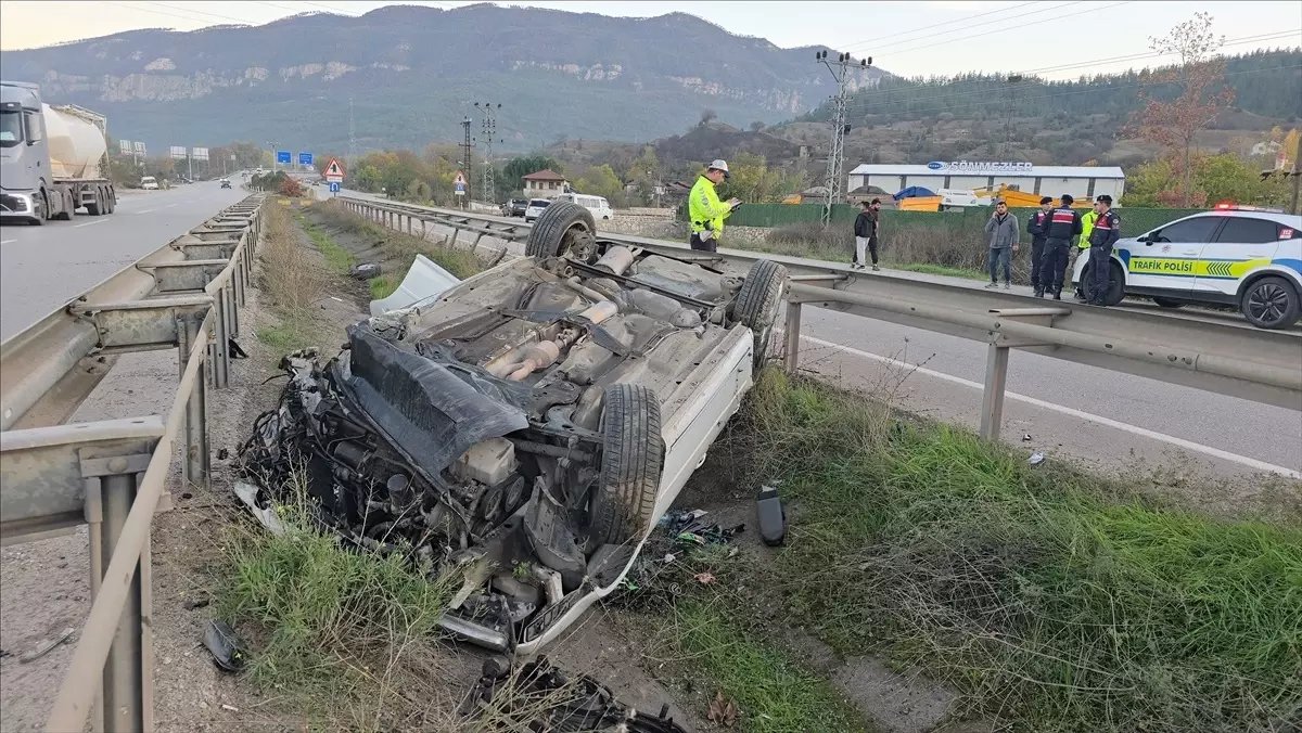 Karabük'te otomobil devrildi, 2 kişi yaralandı