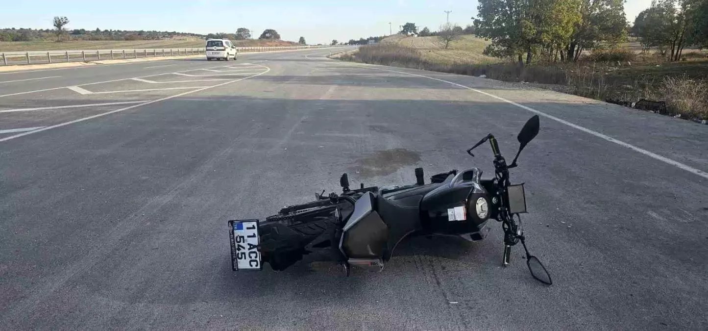 Bilecik'te Motosiklet Kazası: Sürücü ve Yolcu Yaralandı