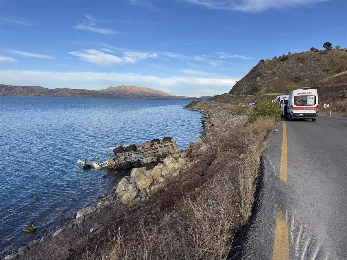 Hazar Gölü'ne Devrilen Araçta Sürücü Yaralandı