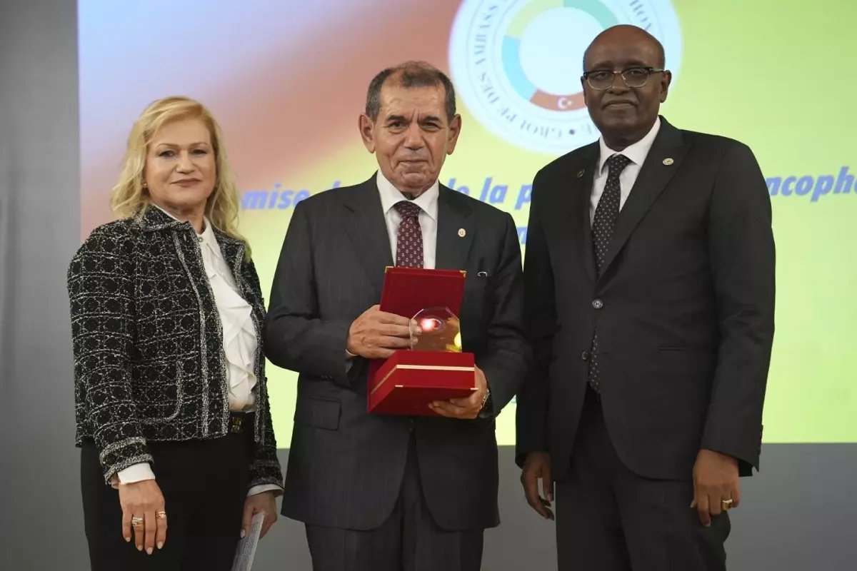 2025 Yılının Frankofon Kişiliği Ödülü Dursun Özbek'e verildi