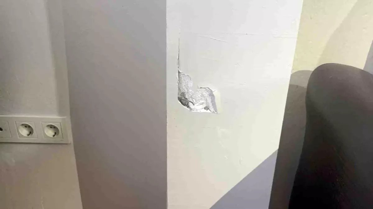 Kocaeli'de Kolonları Çatlayan Bina Boşaltıldı