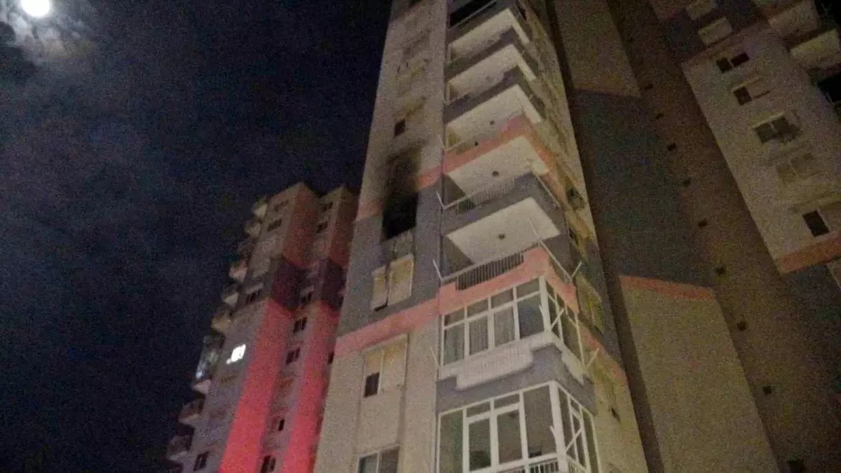 Antalya'da 15 Katlı Binada Yangın: 1 Yaralı