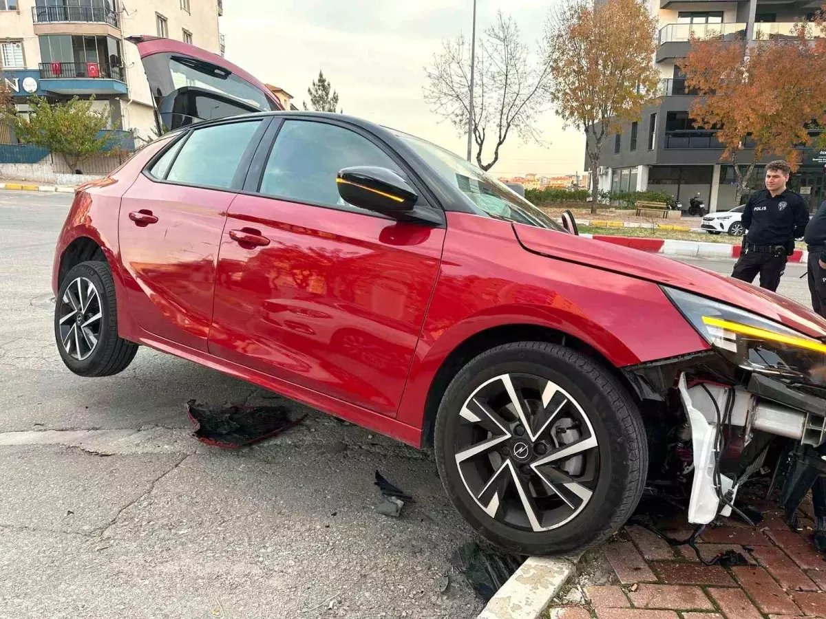 Uşak'ta Trafik Kazası: 2 Yaralı