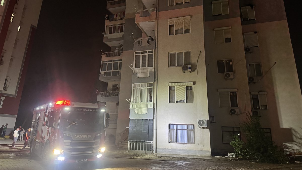 Antalya’da 10 katlı apartmanda patlama sonrası yangın: 1 yaralı