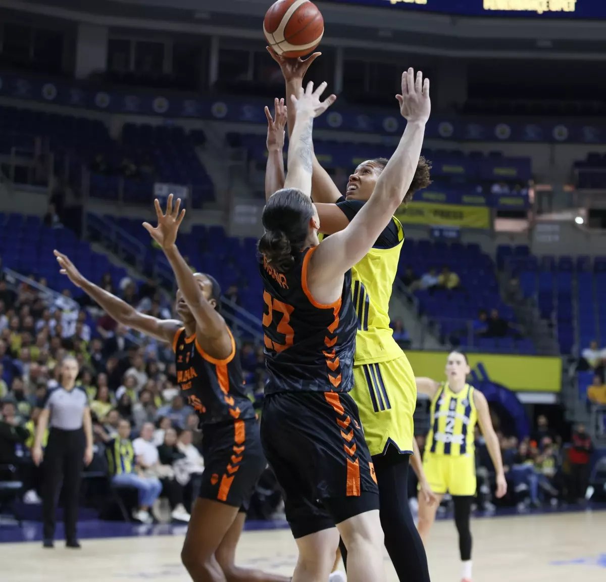 Fenerbahçe Opet Kadın Basketbol Takımı, Valencia'yı Farklı Geçti