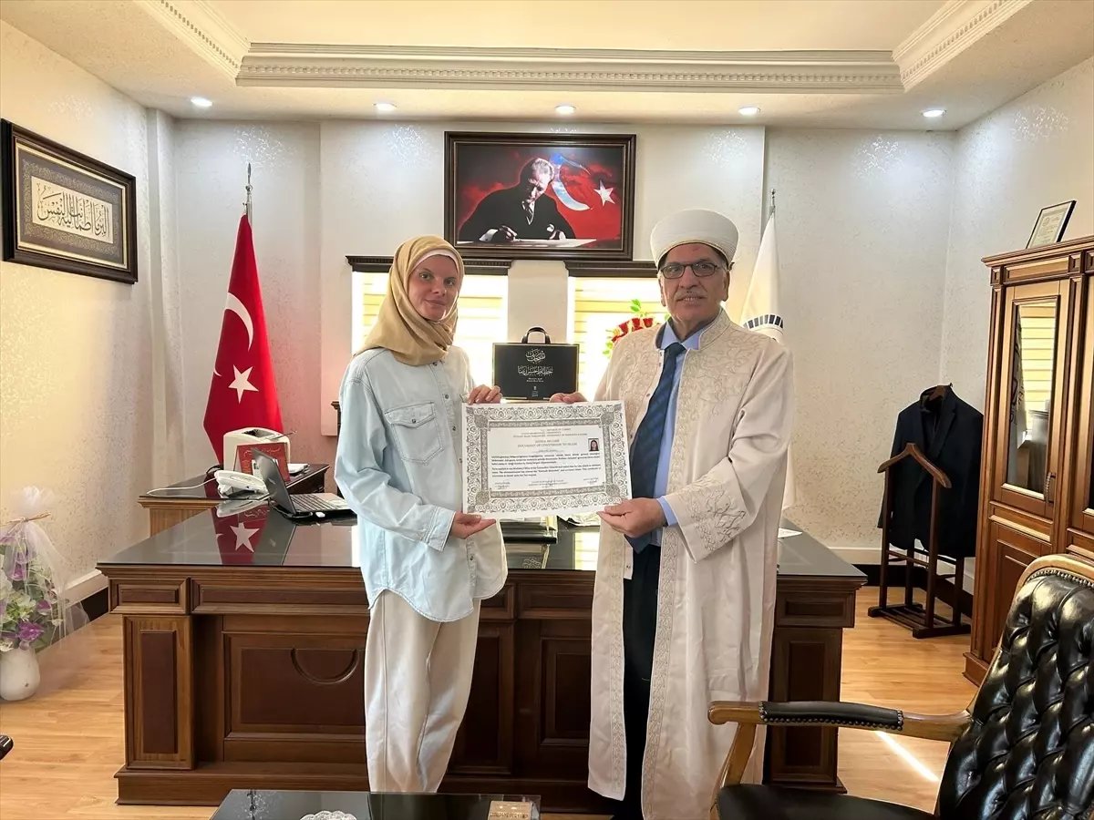 Polonyalı Gazeteci Alexandra Zielinska İslam'ı Seçti