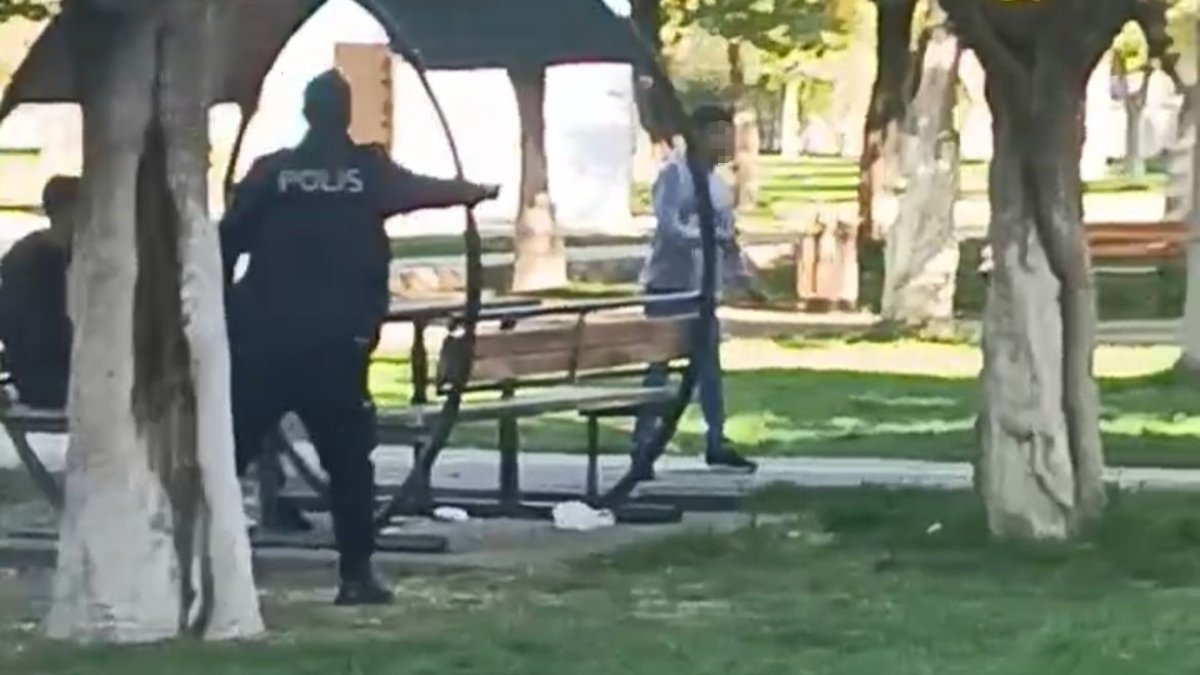 Sivas'ta bıçakla vatandaşlara saldırdı: Zihinsel engelli genç gözaltında