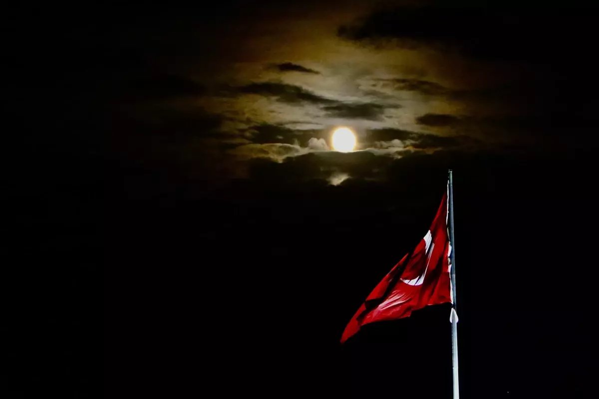 Manisa'da 2025'in En Parlak Dolunayı Görücüye Çıktı