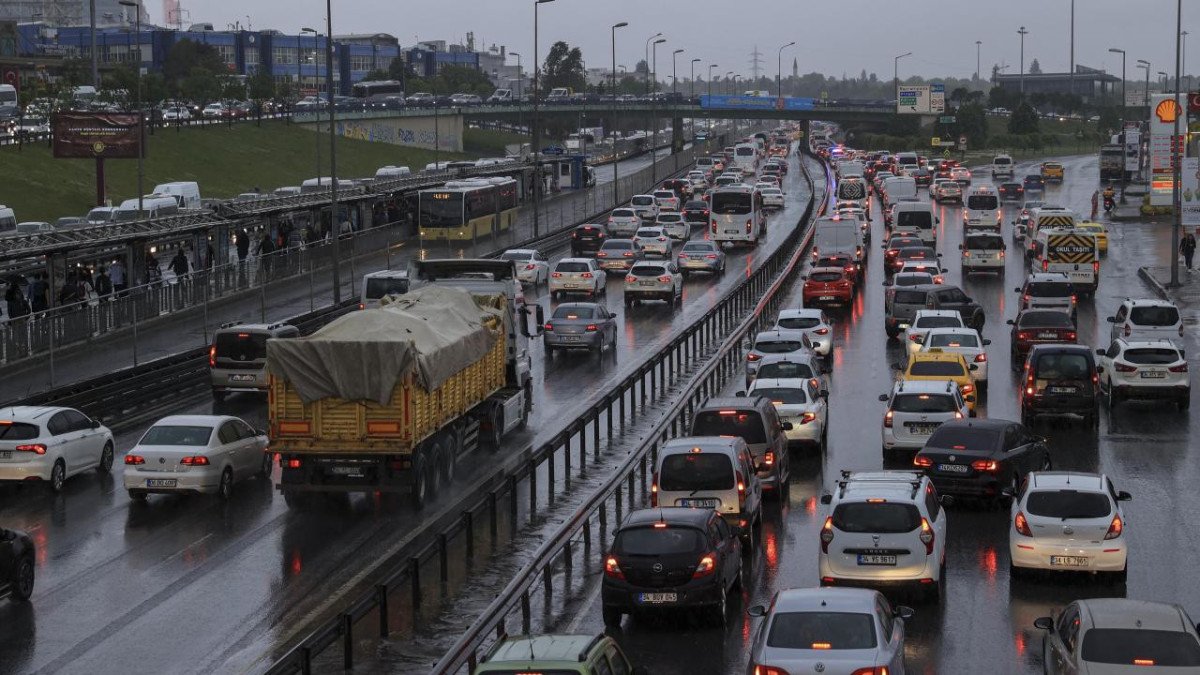İstanbul'da yağmur trafiği: Yoğunluk yüzde 90'ı gördü