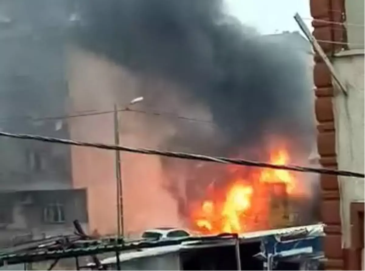 Avcılar'da Yangın: 50 Tavuk ve Kuş Hayatını Kaybetti