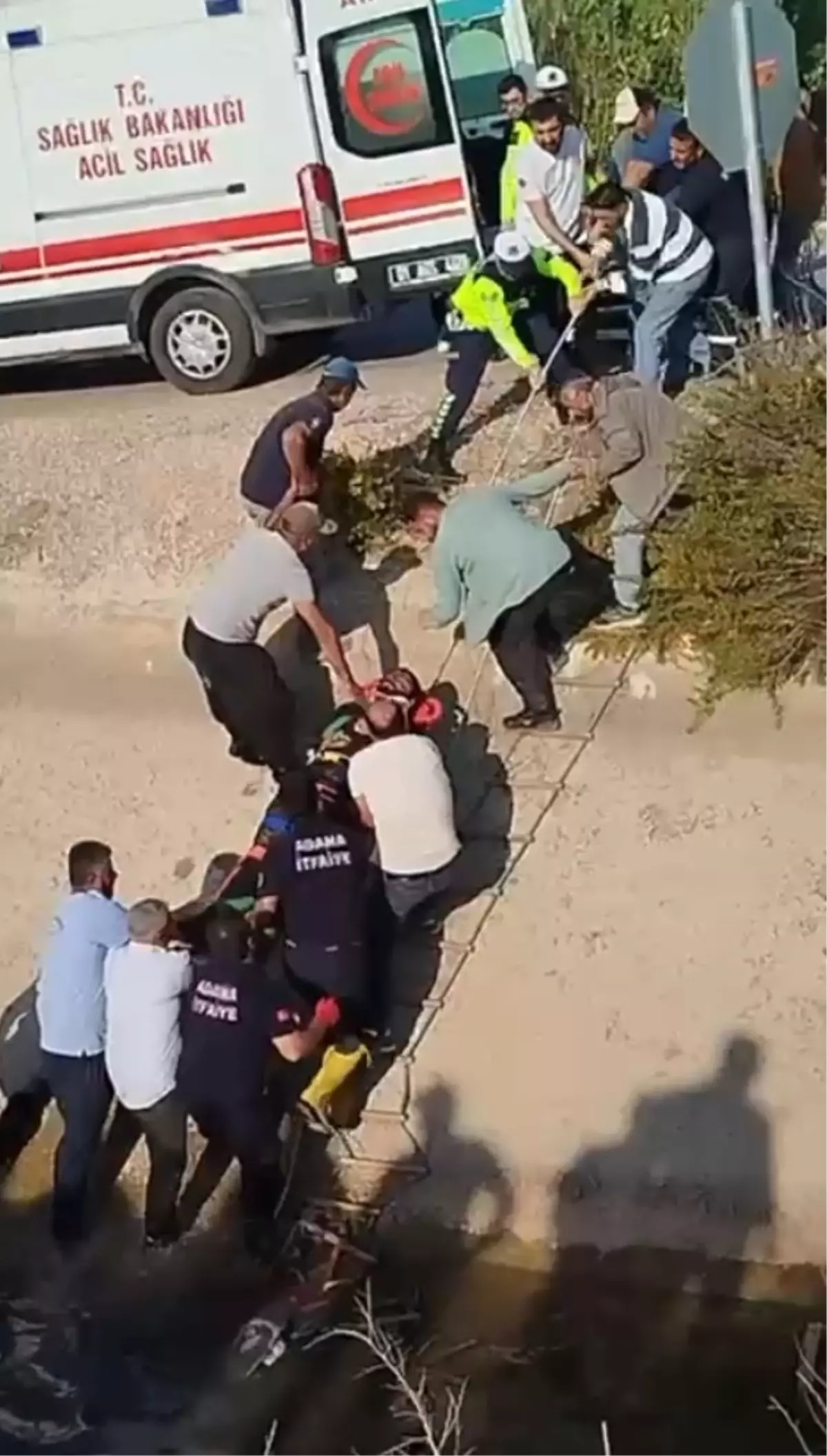 Adana'da Motosiklet Sulama Kanalına Düştü: 2 Yaralı