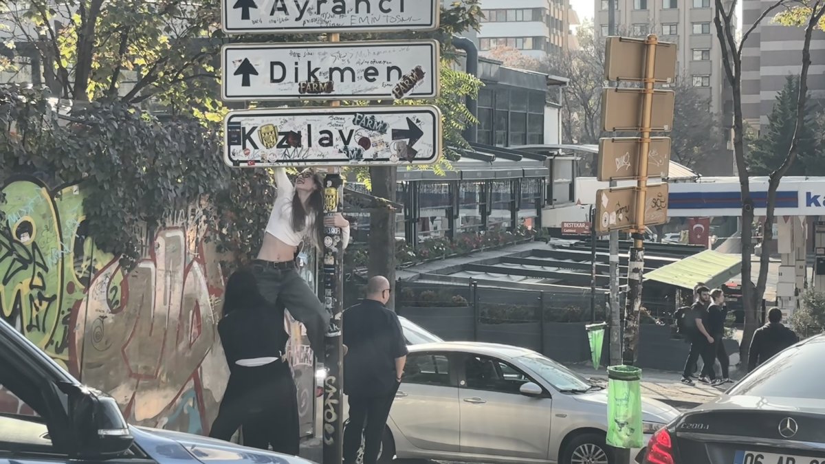 Ankara Büyükşehir Belediyesi, Kızılay tabelasındaki fotoğraf çekimleri için barfiks demiri inşa etti