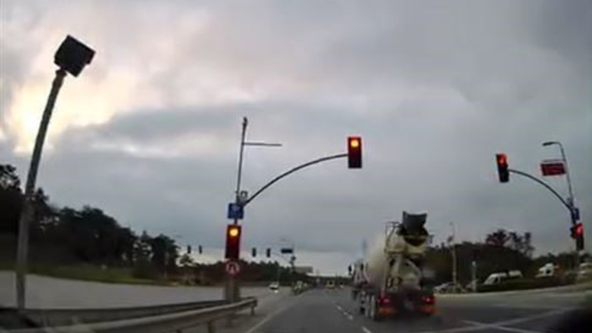 İstanbul'da kırmızı ışık ihlali sonrası sürücüler ölümden döndü