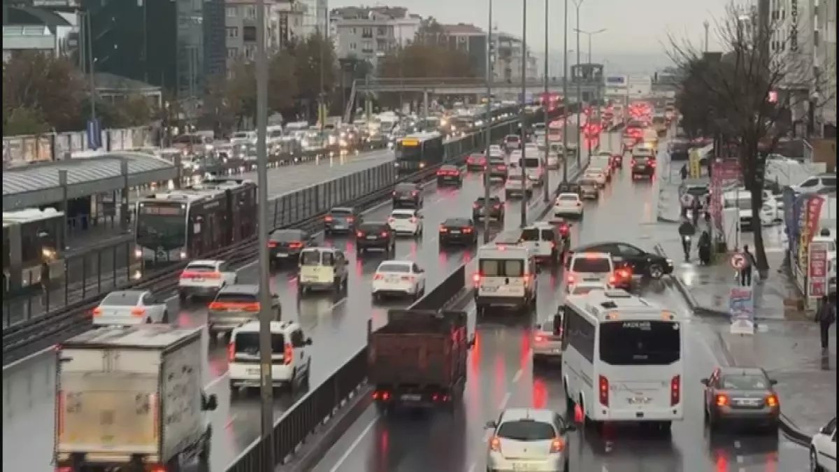 İstanbul'da Akşam Saatlerinde Trafik Yoğunluğu Yüzde 89'a Ulaştı