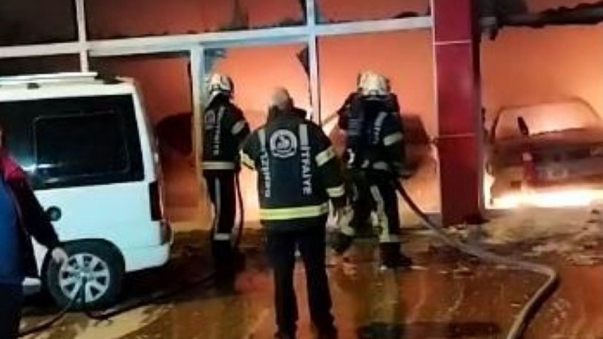 Pamukkale’de oto galeride yangın: 5 araç kül oldu