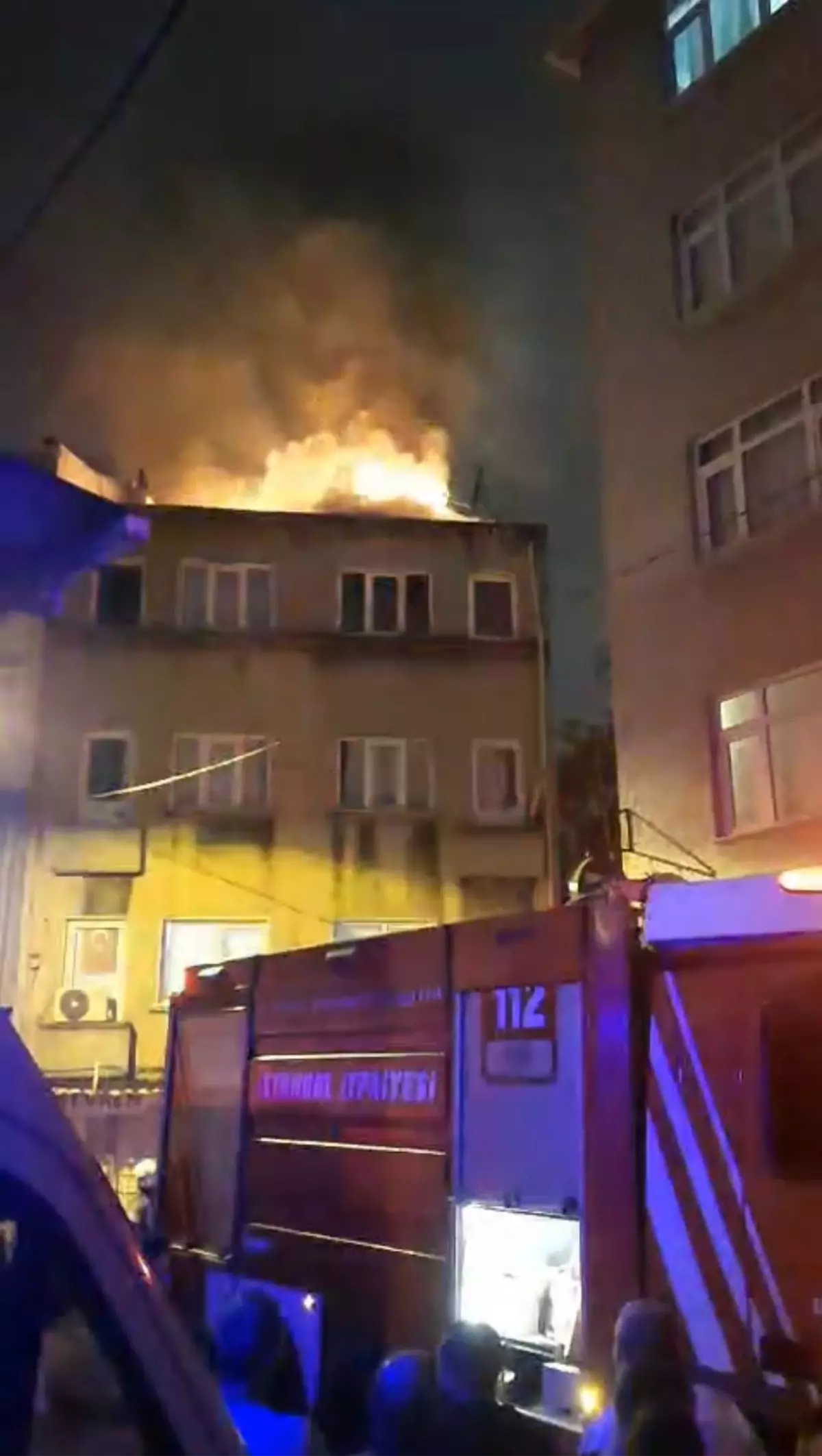 Fatih'te 3 Katlı Binada Yangın Çıktı