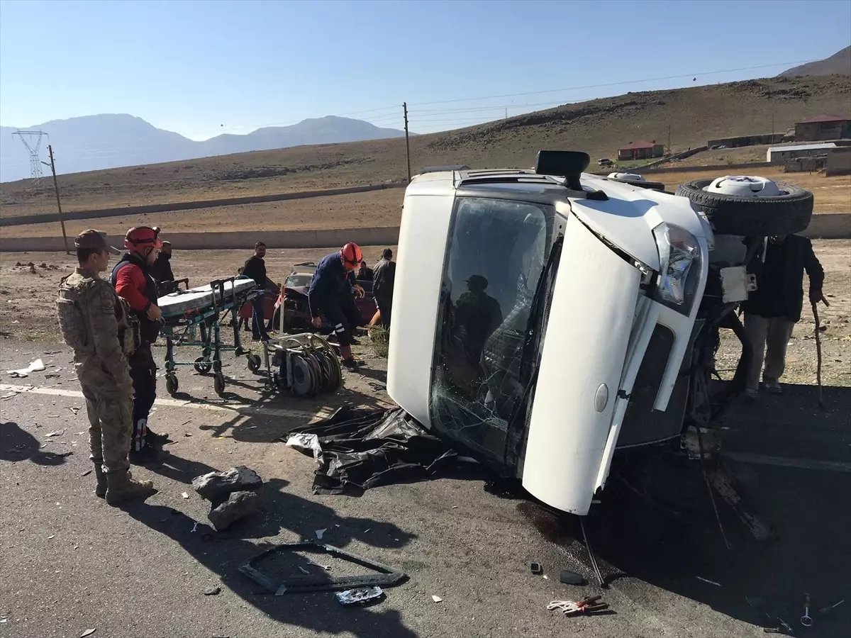 Doğubayazıt'ta Minibüs ile Otomobil Çarpıştı: 1 Ölü, 2 Ağır Yaralı