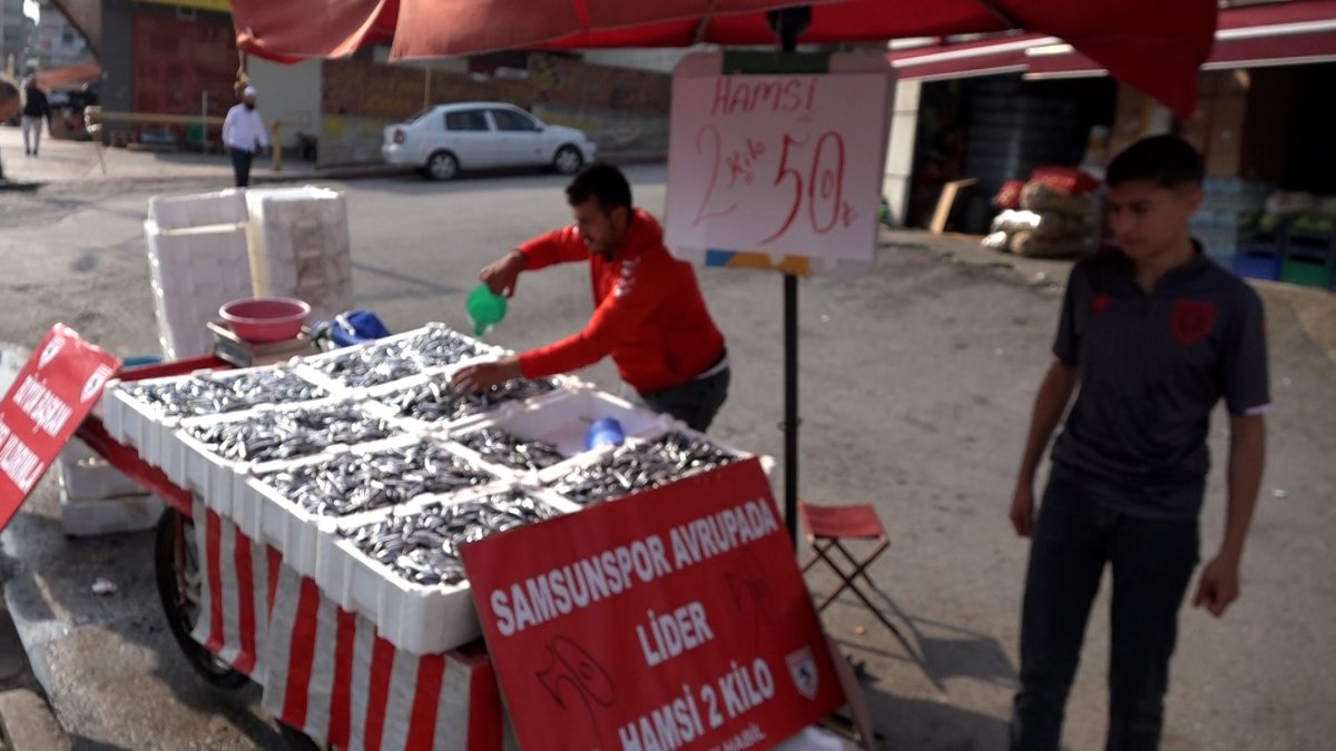 Samsun'da takımı maçı kazandı, hamsinin fiyatını düşürdü