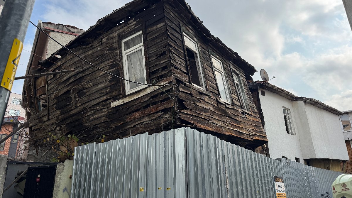 Beyoğlu’nda 2 katlı ahşap binada çökme: Çevresindeki binalar boşaltıldı