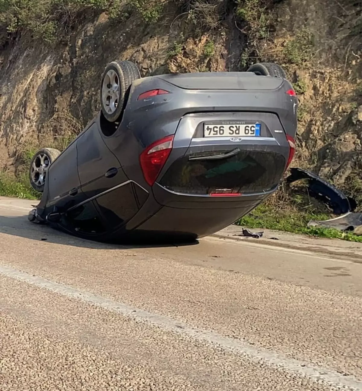 Mudanya'da Kontrolden Çıkan Otomobil Ters Döndü, İki Yaralı