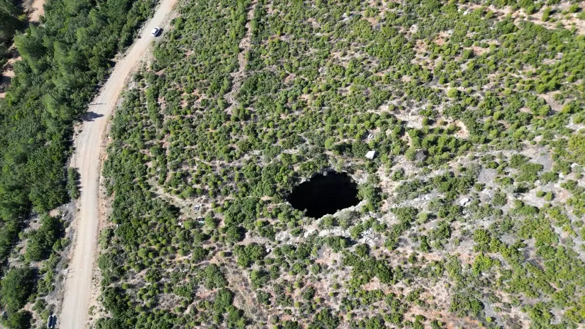 Sosyal Medya Fenomeni Ozan Kuşçu, 90 Metre Derinliğindeki Obruğa İndi