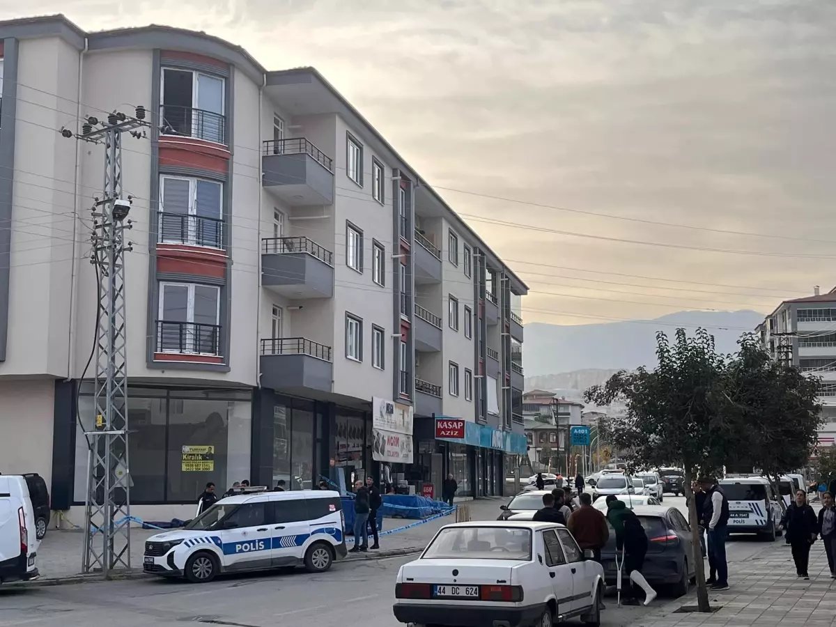Malatya'da 3'üncü kattaki balkondan düşüp, öldü