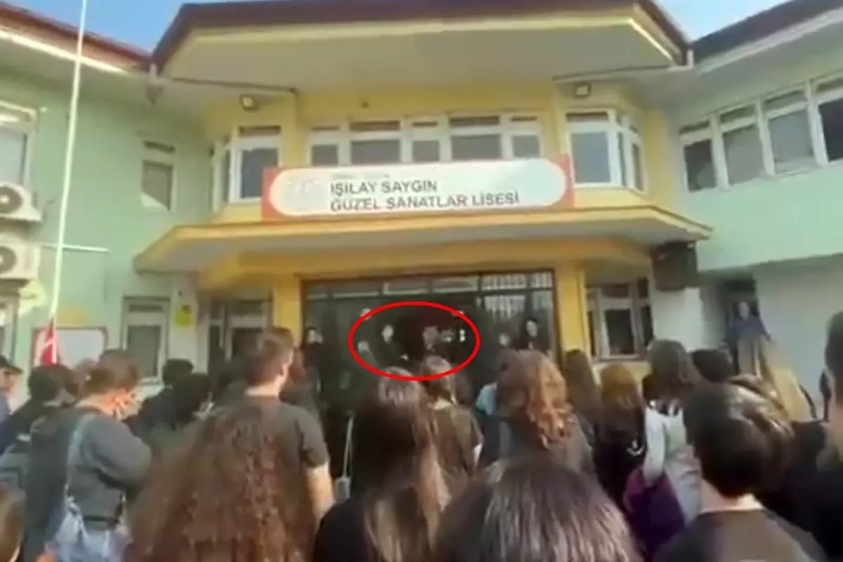 Okulda "Andımız" krizi! Müdür susturmaya çalıştı ama öğrenciler durmadı