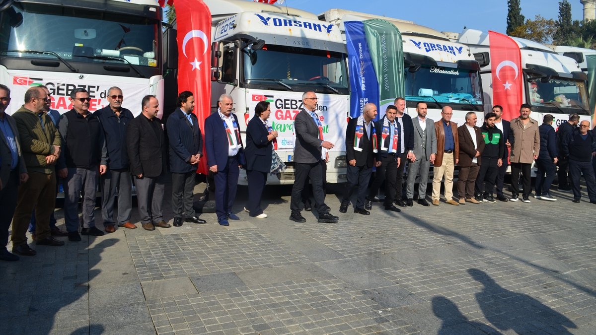 Kocaeli'den Gazze'ye 10 yardım tırı düzenlenen törenin ardından yola çıktı