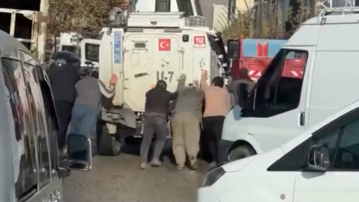 Hakkari'de zırhlı araç yolda mahsur kaldı: Yardımına çevredekiler koştu