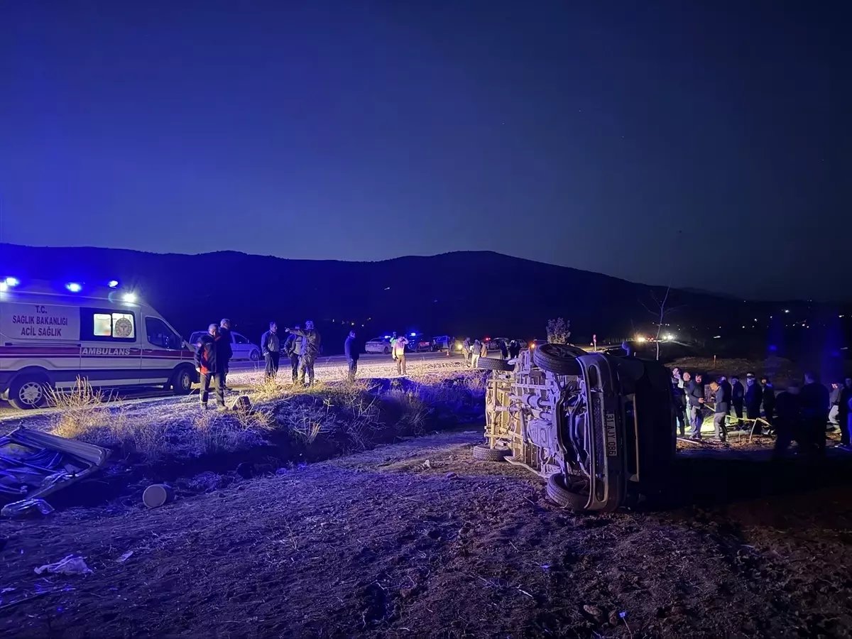 Kahramanmaraş'ta İnşaat İşçisi Minibüsü Şarampole Devrildi: 2 Ölü, 7 Yaralı