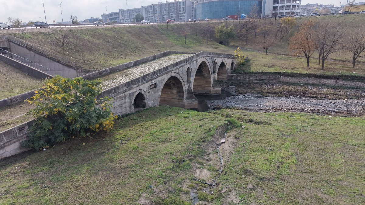 İstanbul'da 470 yıllık Haramidere Köprüsü içler acısı halde