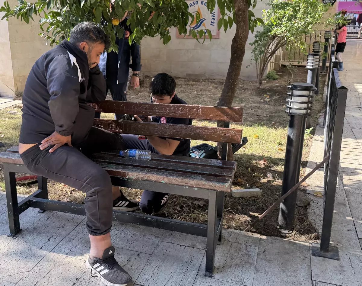 Cami Avlusunda Uyuyan Adam Banka Sıkıştı, İtfaiye Kurtardı