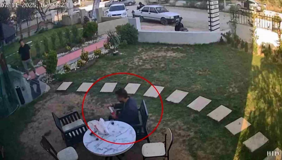 Deprem Anında Döner Yiyerek Kaçan Esnaf Güldürdü