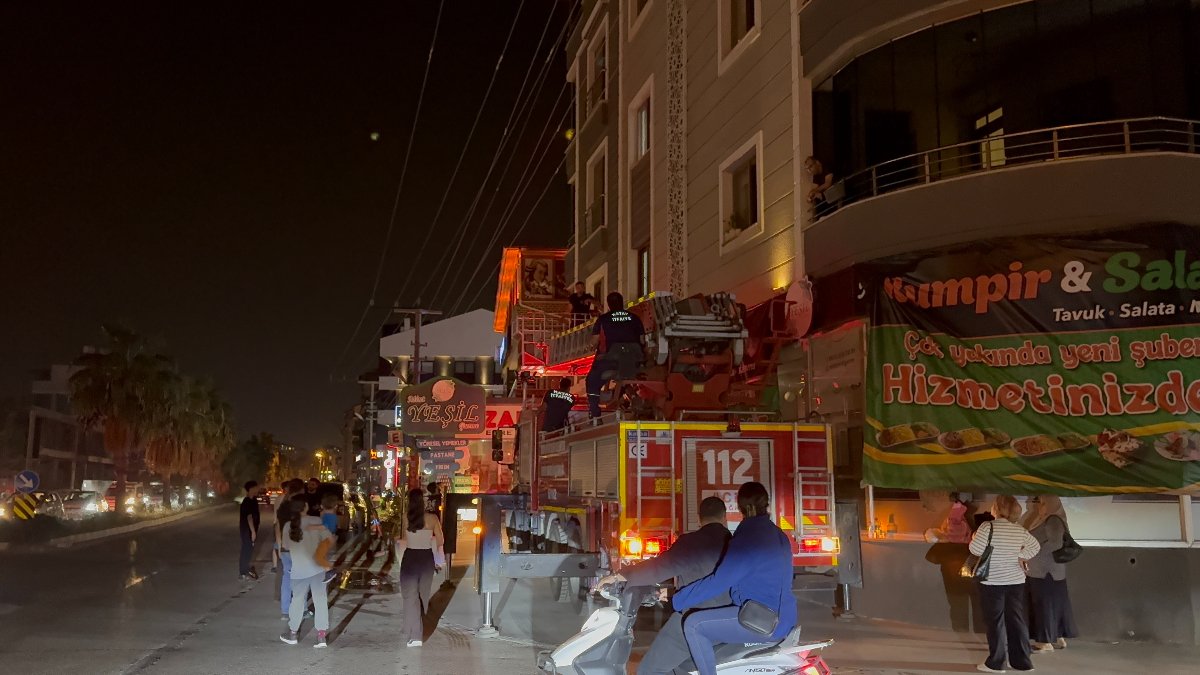 Hatay'da itfaiye ekipleri evde kilitli kalan bebek için zamanla yarıştı