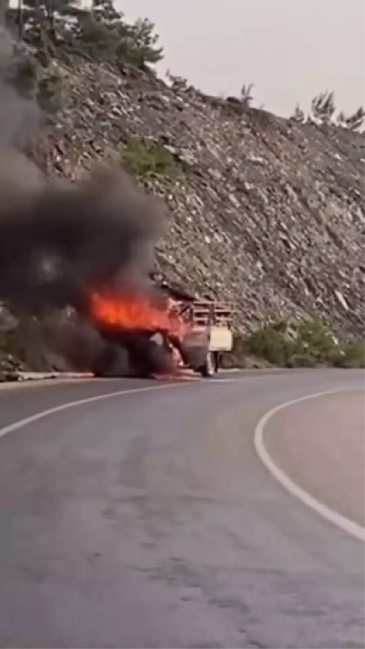 Yayladağı'nda Seyir Halindeki Kamyonet Yangın Çıkardı