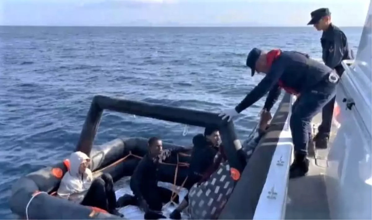 Didim'de Yunan Unsurları Tarafından İtilen 4 Düzensiz Göçmen Kurtarıldı