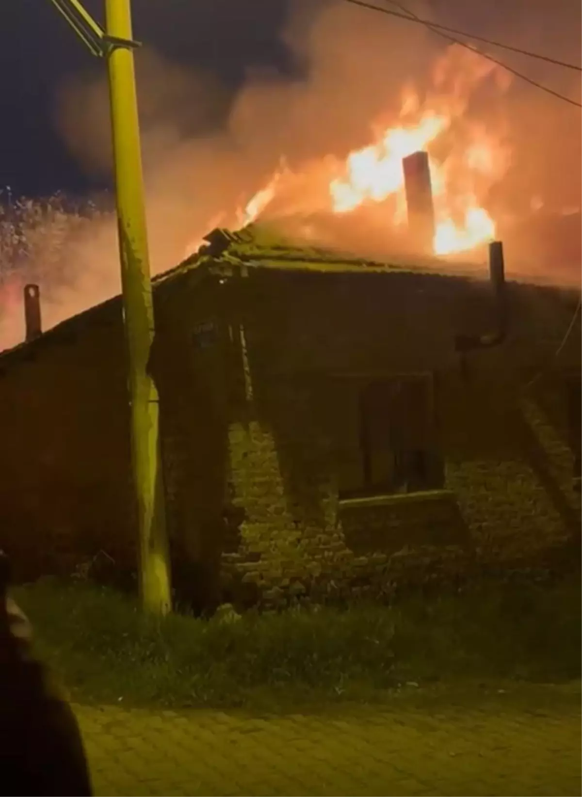 Turgutlu'da Müstakil Evde Yangın! İki Ev Hasar Gördü