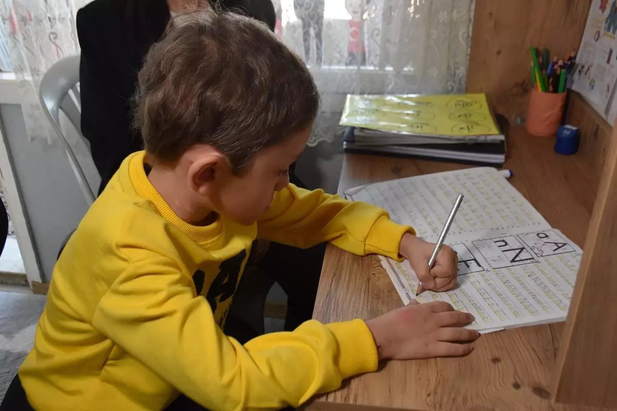 Kemoterapi Tedavisi Gören Ahmet, Evde Sınıf Ortamında Eğitim Alıyor