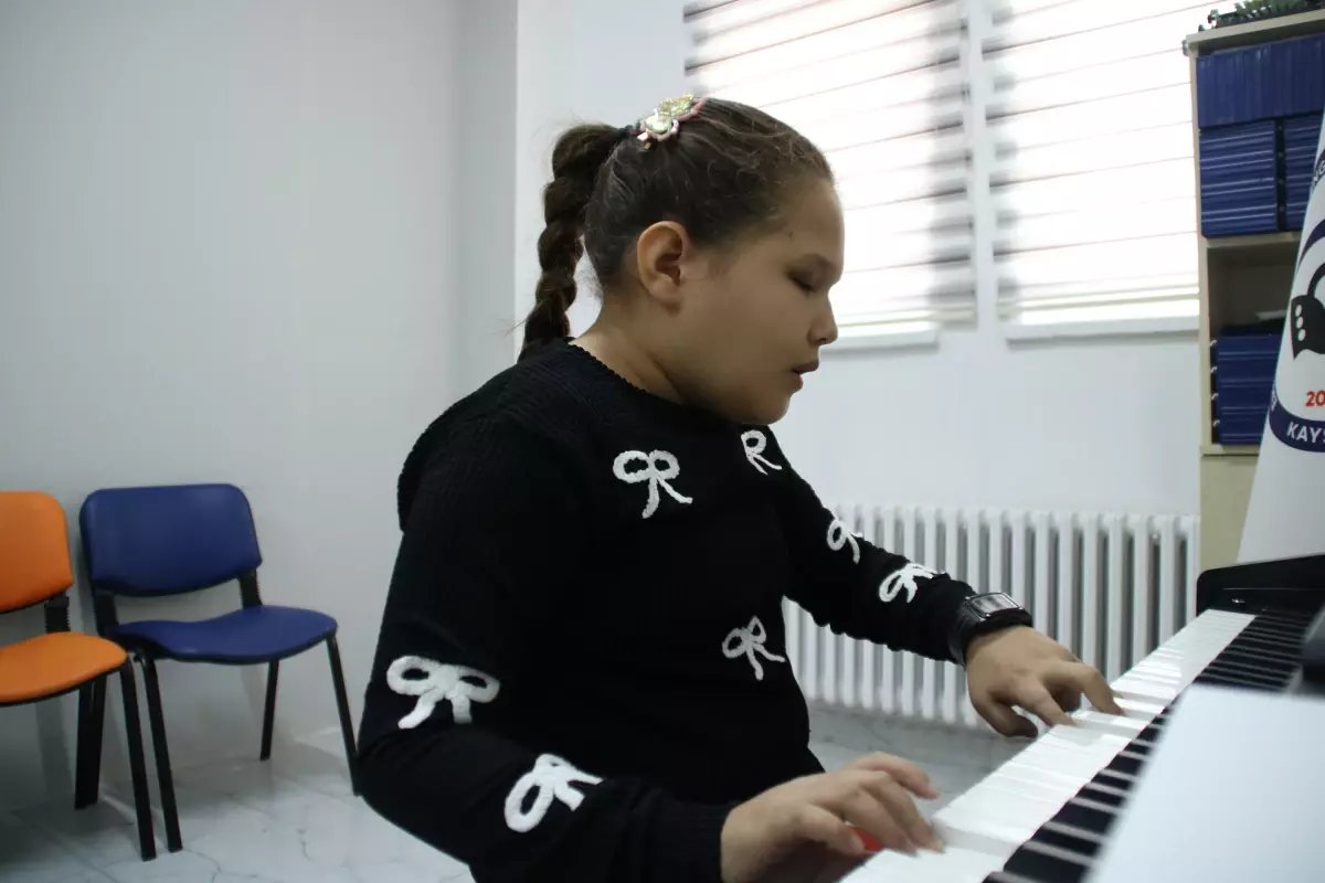 Görme Engelli Hira, 'Absolut Kulak' ile Müzik Öğretmeni Olma Hayalini Gerçekleştiriyor