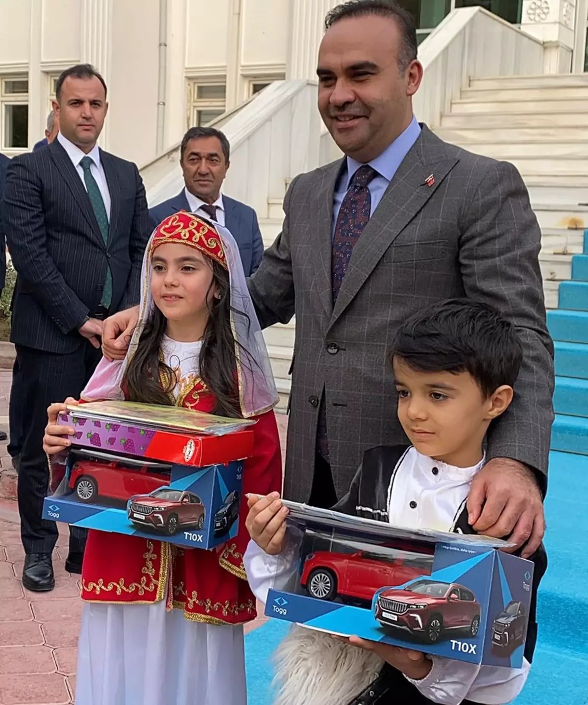 Bakan Kacır, Iğdır'da Çocuklara Oyuncak Togg Hediye Etti