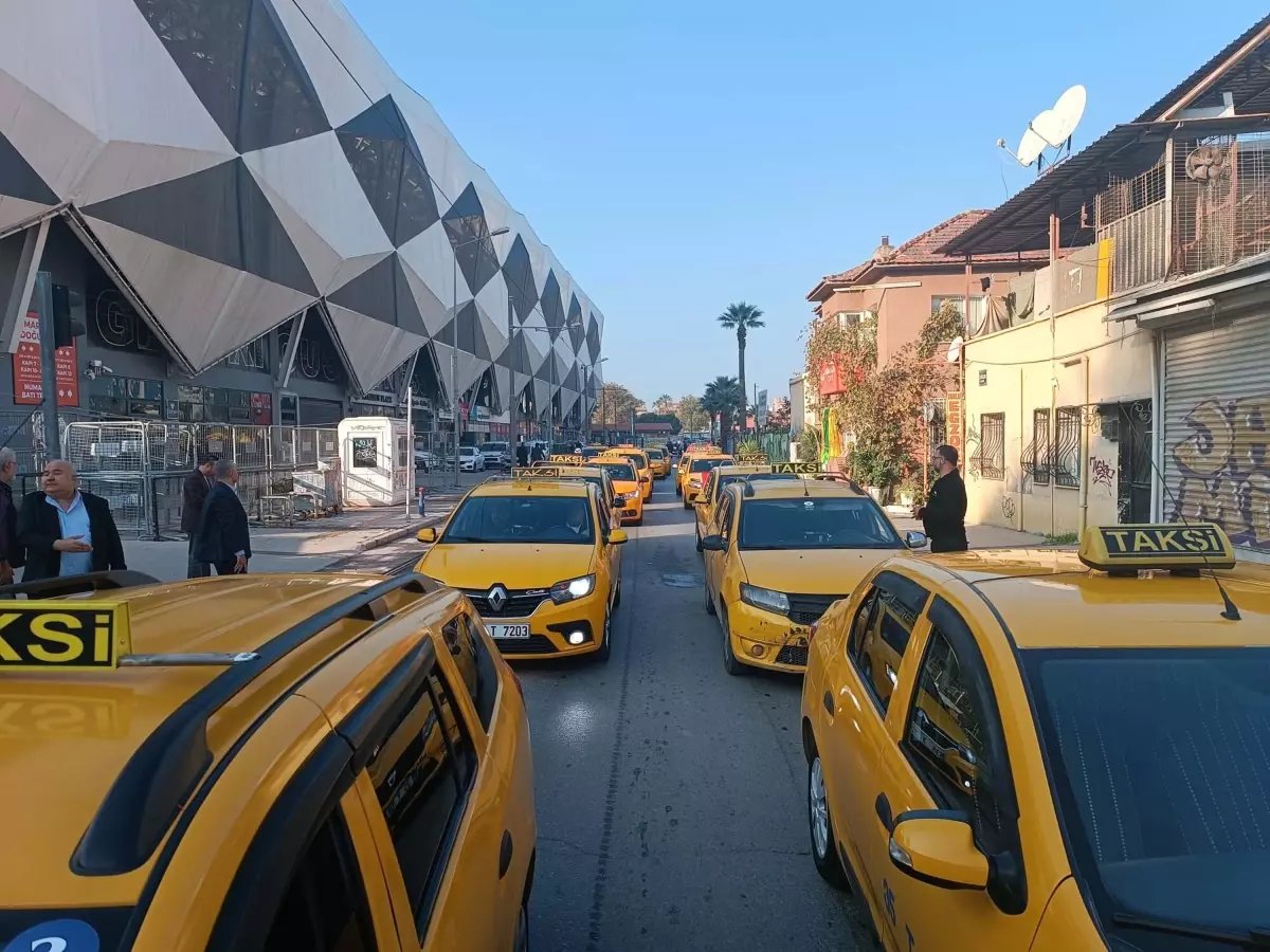 İzmir'de taksiciler, korsan taşımacılığa karşı kontak kapattı
