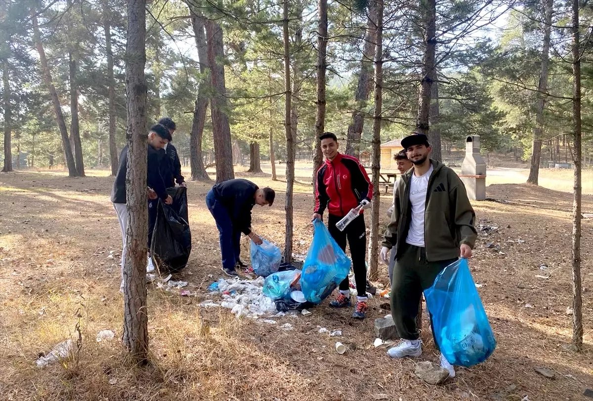 Kars'ta "Çevreyi Temiz Tut Doğayı Koru" projesiyle öğrenciler çöp topladı