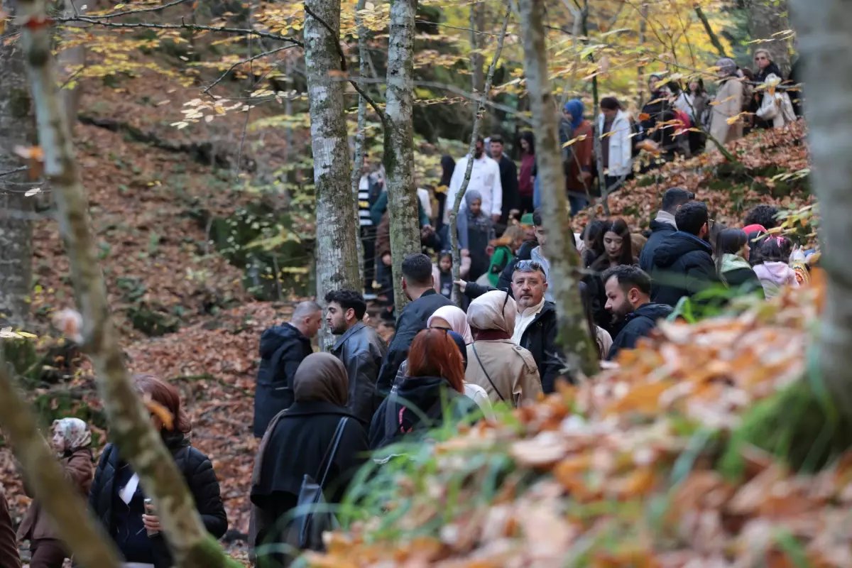 Yedigöller Milli Parkı Sonbahar'da Ziyaretçi Akınına Uğradı