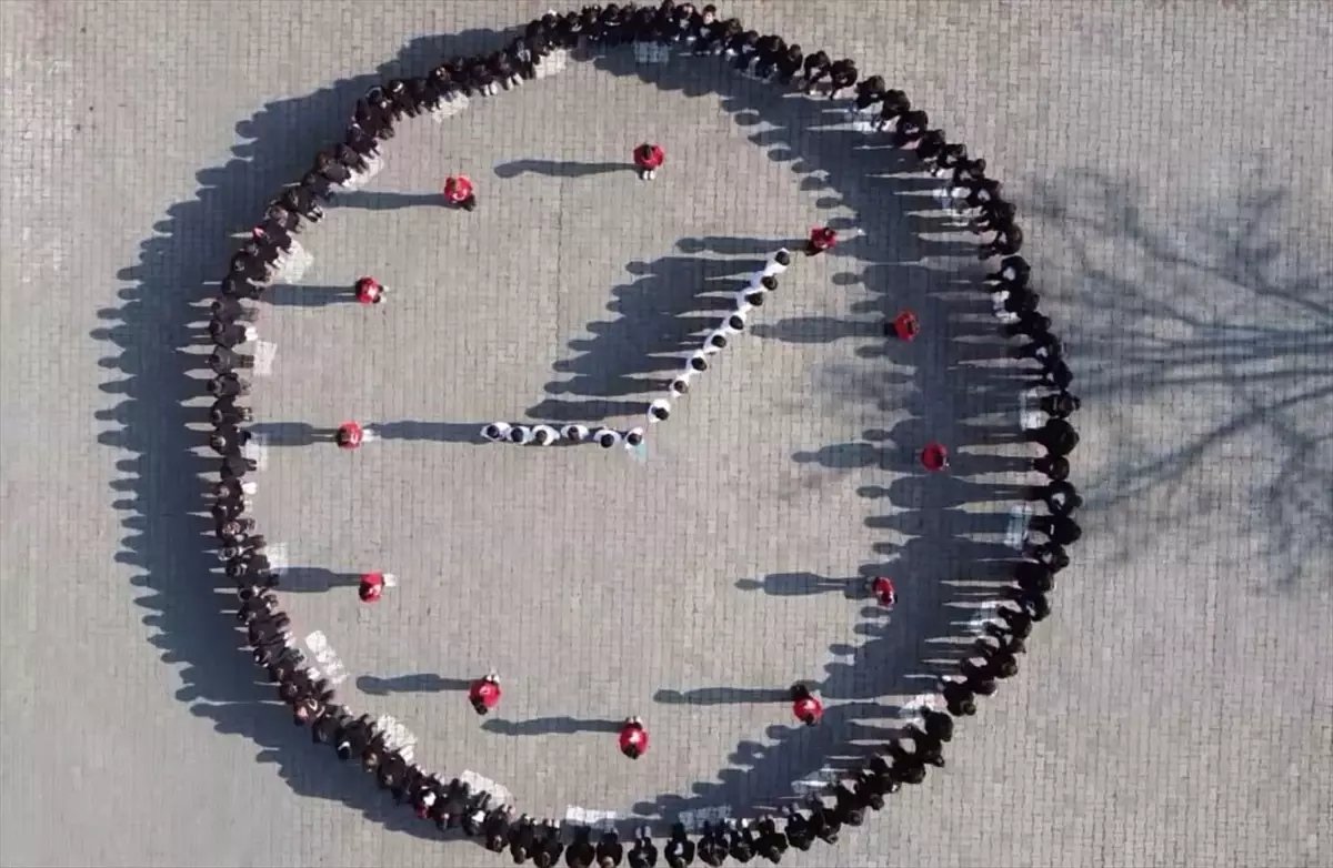 Kars'ta Öğrenciler Atatürk'ü 09.05 Saat Koreografisiyle Andı