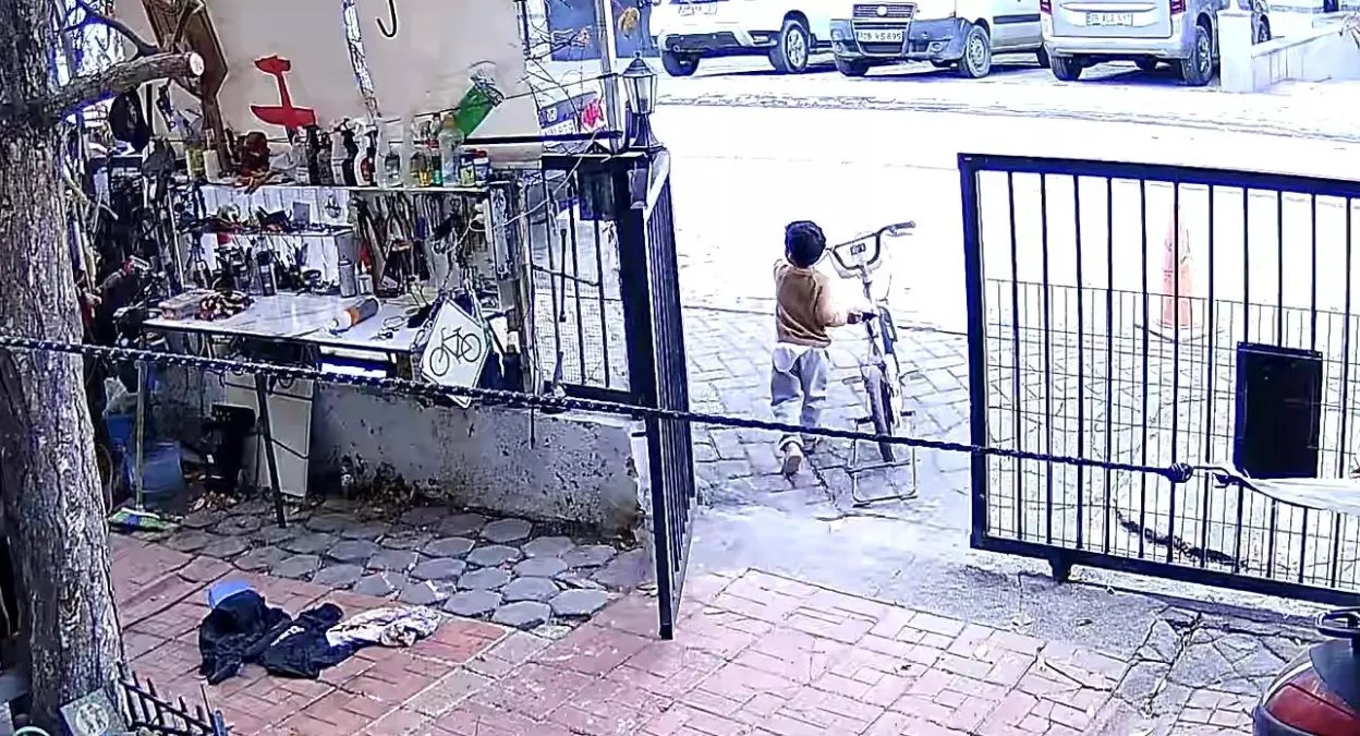 Eskişehir'de 2 Yaşındaki Çocuğun Bisiklet Hırsızlığı Güvenlik Kamerasında