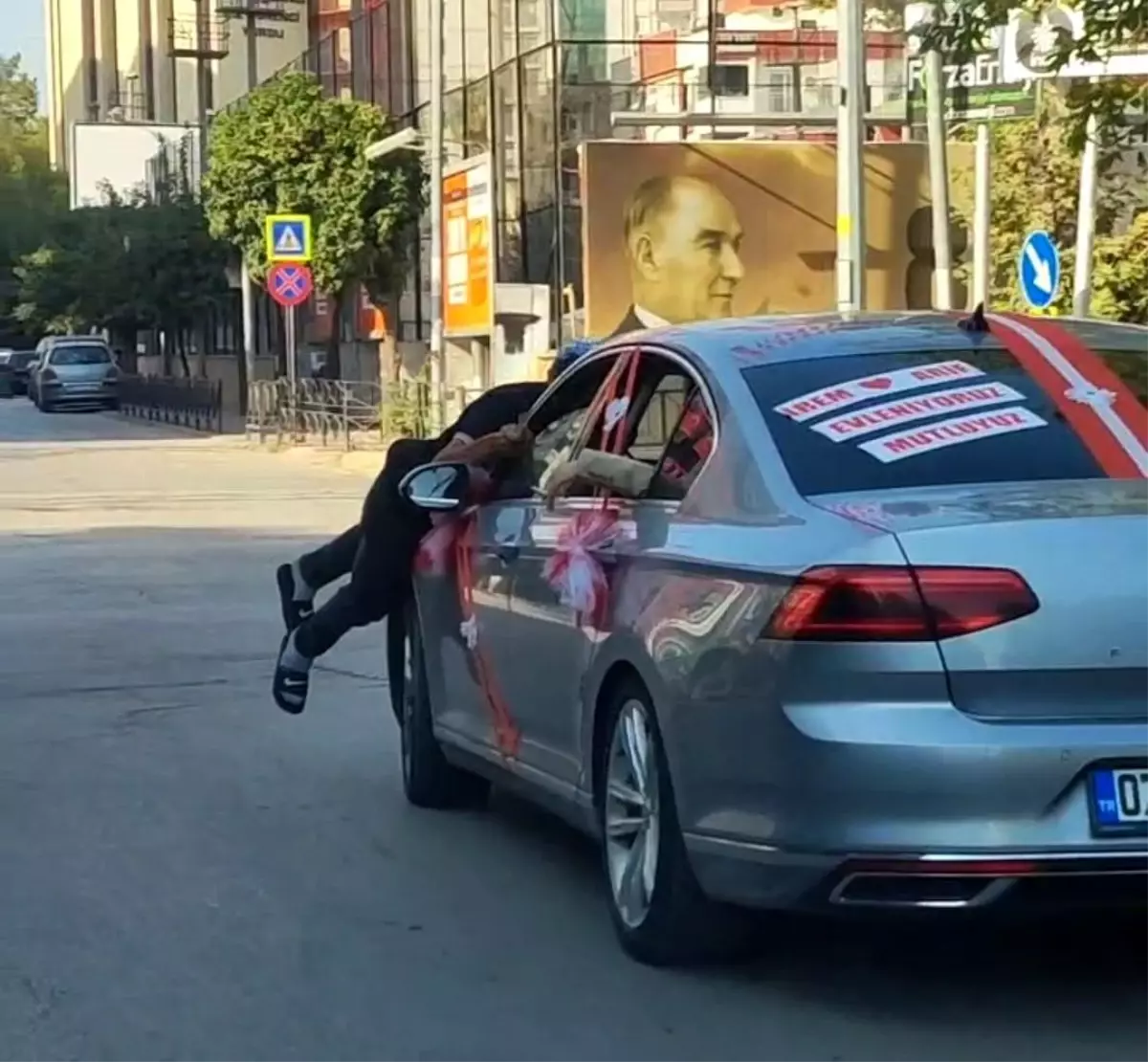 Adana'da Gelin Arabasının Önünü Kesen Cam Silici Olayı