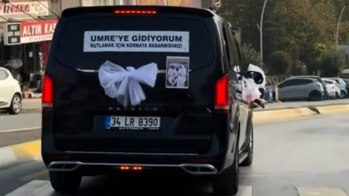 Lüks aracına "Umre'ye gidiyorum" yazısı yapıştırdı: Görüntüler tepki çekti