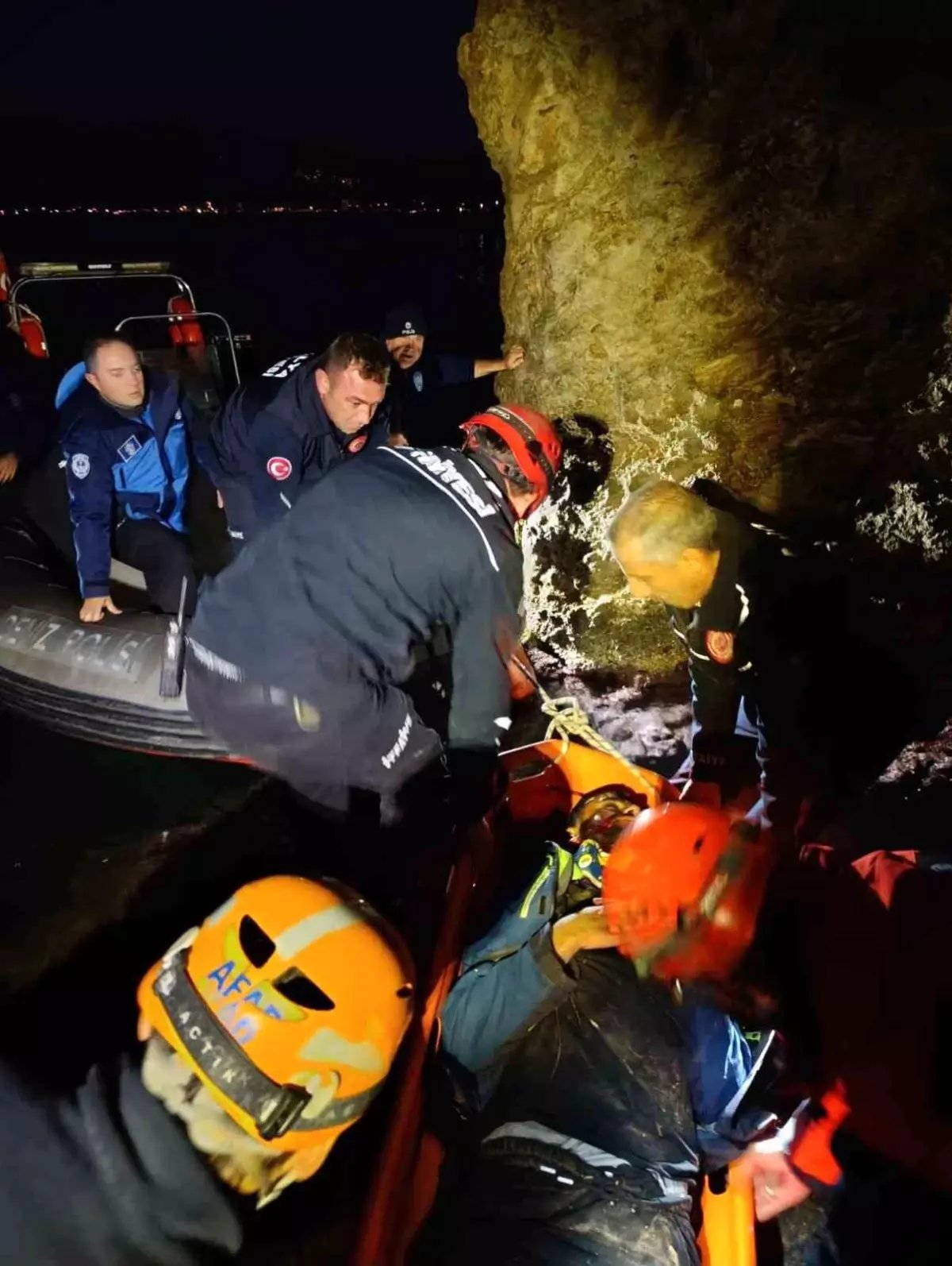 Antalya'da Falezlerden Düşen Şahıs Kurtarıldı