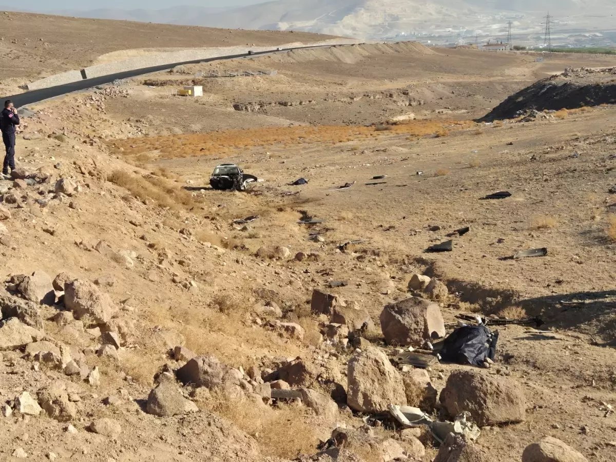 Niğde'de Şarampole Yuvarlanan Otomobilde İki Ölü, Bir Yaralı